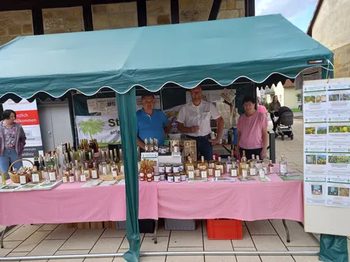 Marktstand der Brennerei unter grünem Zeltdach