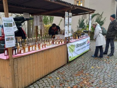 Verkaufshütte auf einem Markt mit Kopfsteinpflaster