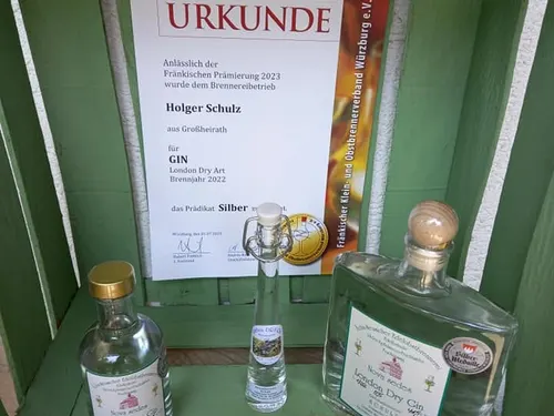 Urkunde der Fränkischen Prämierung neben Flaschen