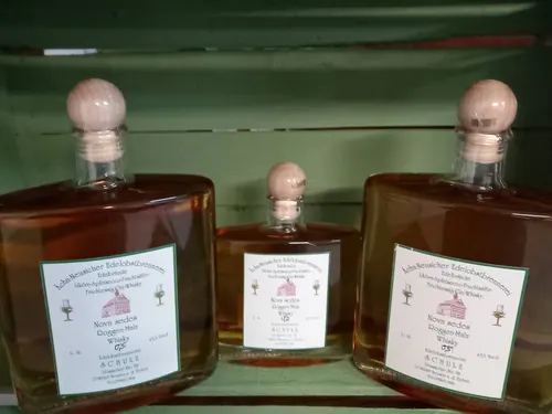 Karaffen mit Whisky aus eigenem Gerstenmalz