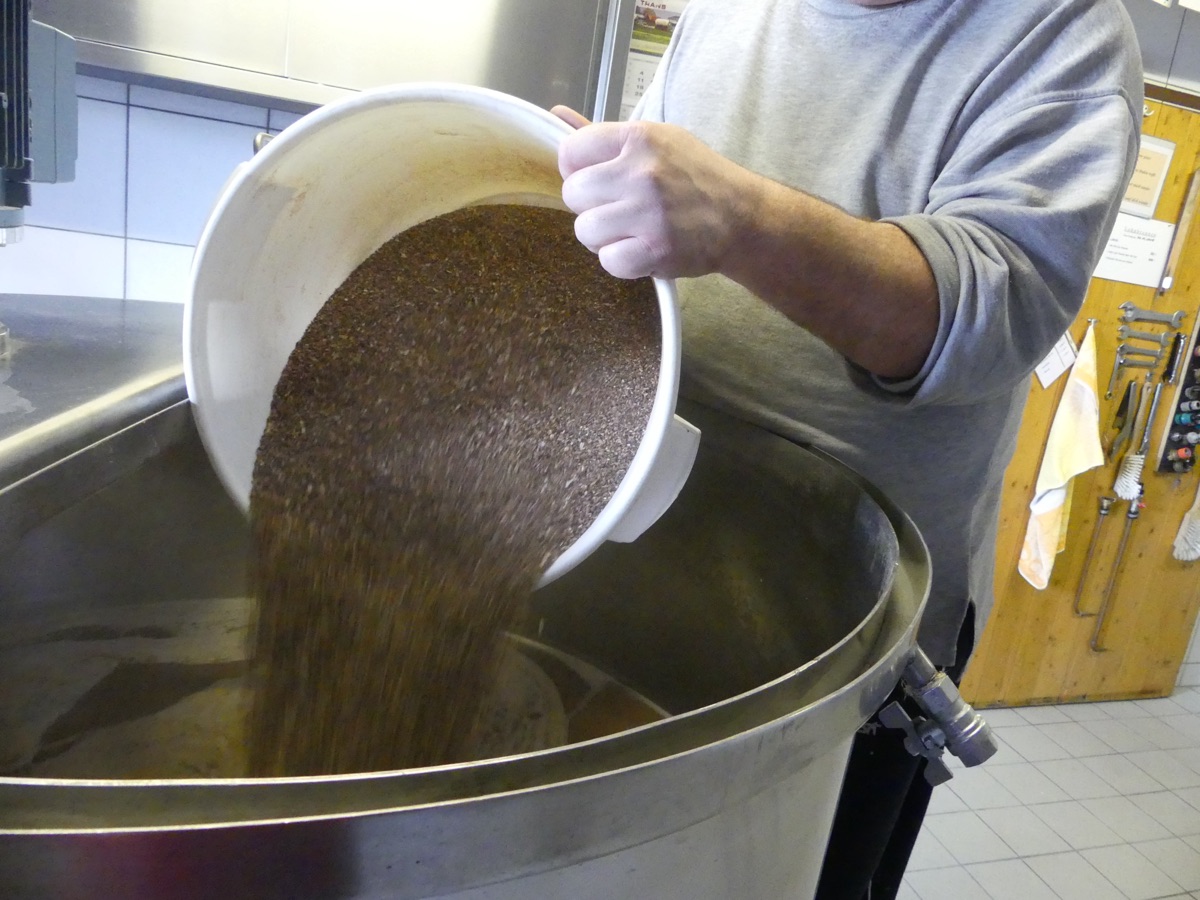 Frische Maische wird in den Bottich gefüllt