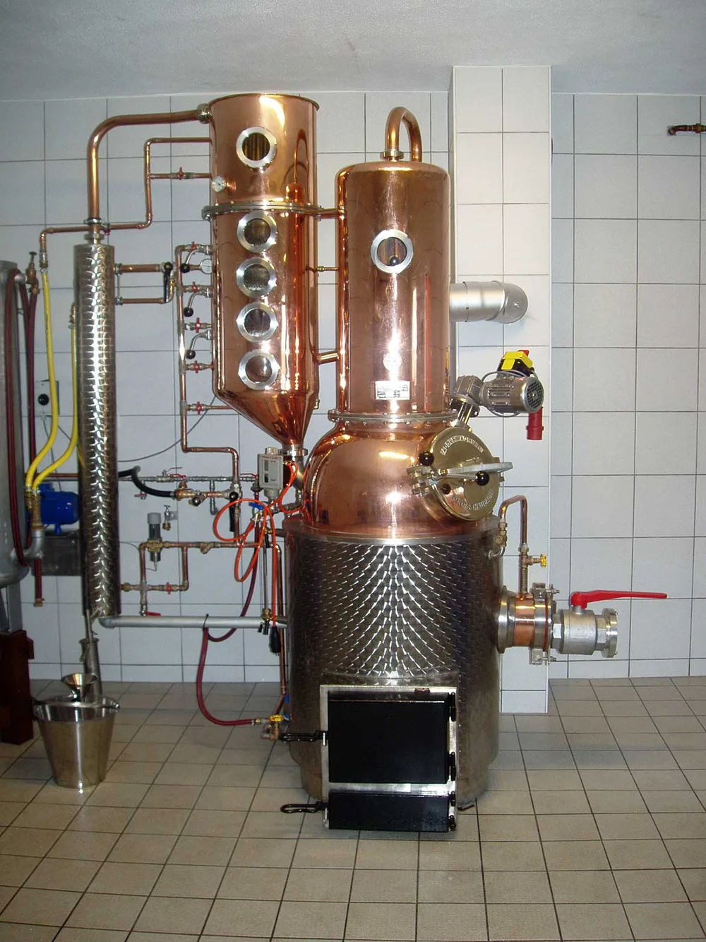 Kupferne Brennanlage der Brennerei Schulz mit Verstärkerkolonne und Geistrohr