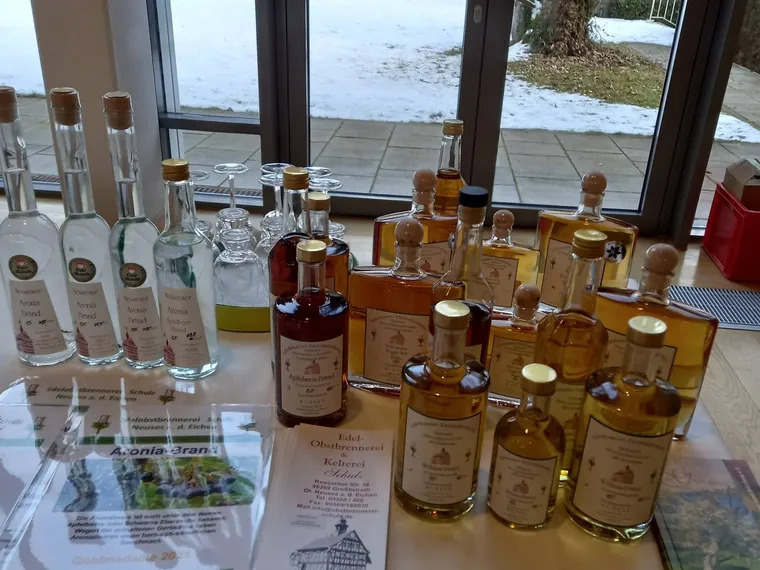 Flaschen der Brennerei vor dem Fenster