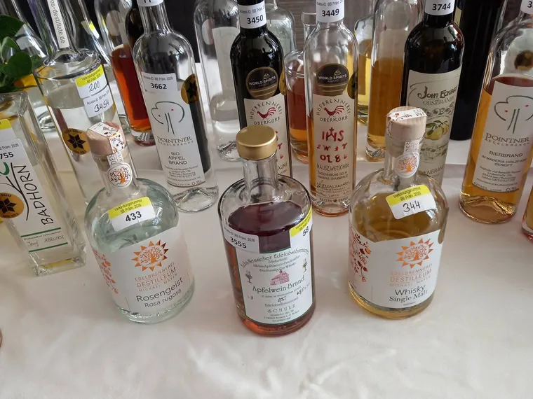 Flaschen der Brennerei auf hellem Tisch