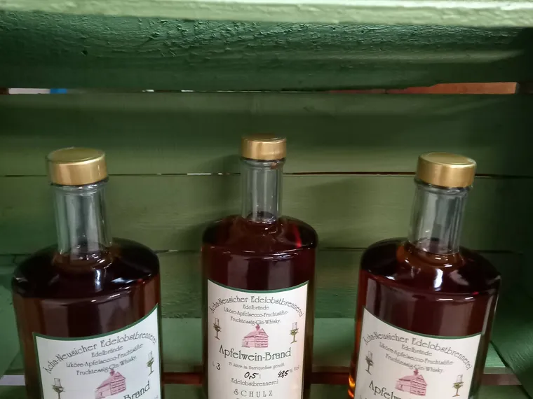 Whiskykaraffen in der grünen Holzkiste