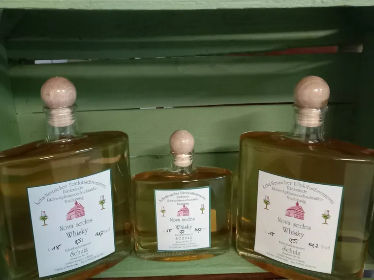 Karaffen mit Whisky aus eigenem Gerstenmalz