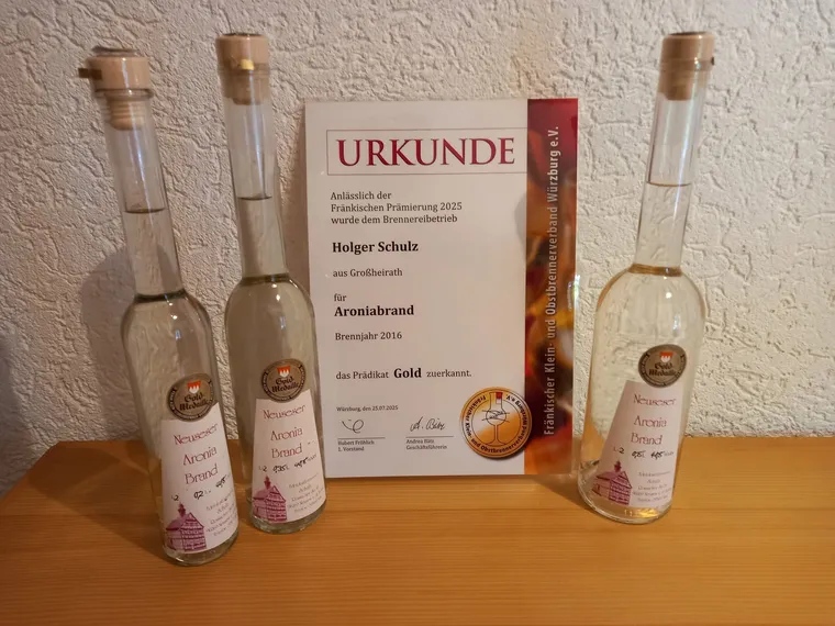 Goldurkunde für den Aroniabrand mit drei Flaschen