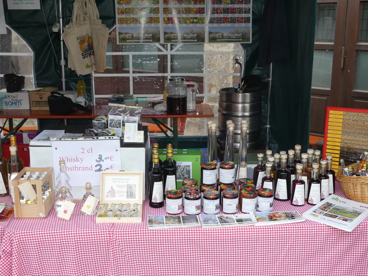 Auslage mit Aroniabrand und Gelee auf dem Markt
