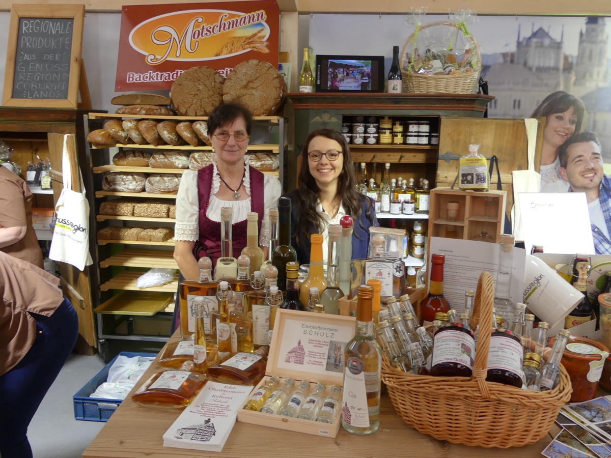 Marktstand mit Likören und Broten