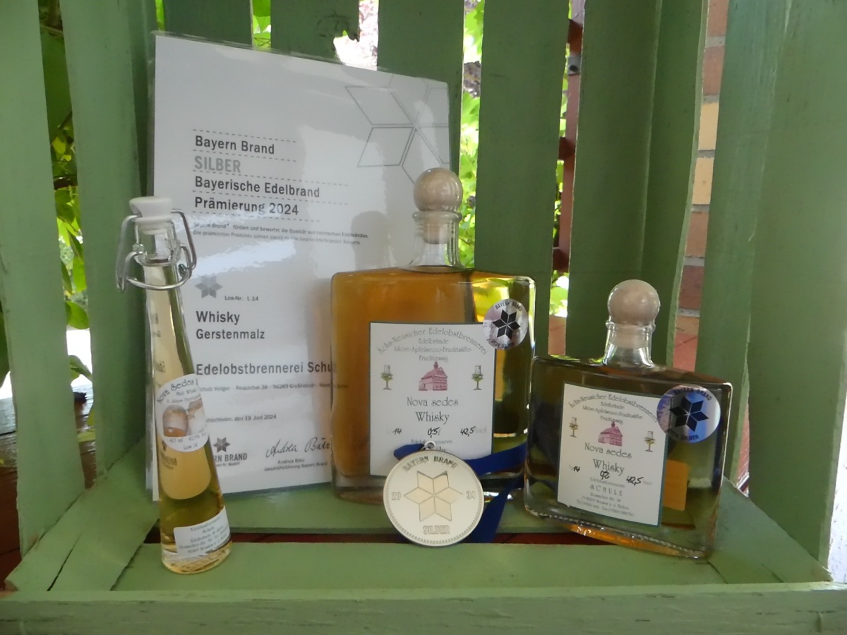 Nova sedes Whisky mit der Silber-Urkunde