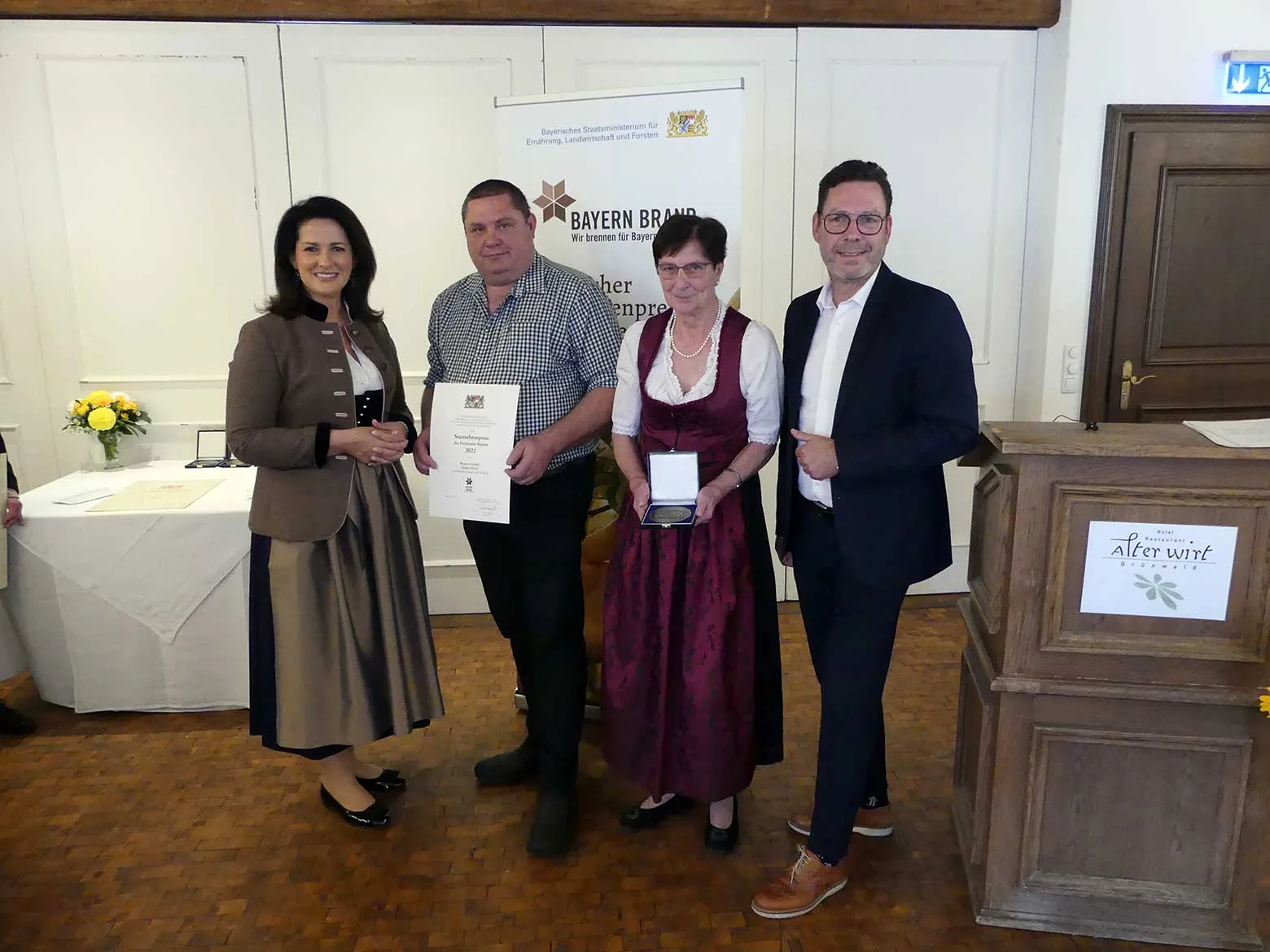 Holger Schulz und Familie bei der Übergabe des Staatsehrenpreises durch Staatsministerin Michaela Kaniber